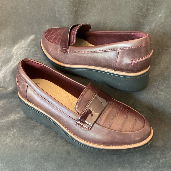 Clarks Shoes - NWT Clarks Leather Loafer SIZE 6 M